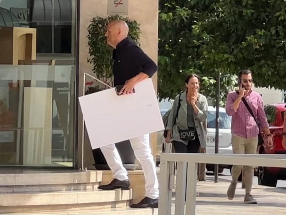 Gustavo Guillermo llegando al hotel de Terelu Campos y Carmen Borrego con un cuadro en la mano