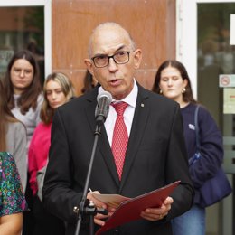 El rector de la Universidad de La Rioja, Juan Carlos Ayala durante una concentración convocada por la UR contra los mensajes machistas y sexistas en un grupo de whatsapp de Magisterio, en el jardín del Edificio Vives, en Logroño, La Rioja (España).