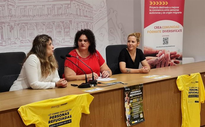 La concejala de Bienestar Social en el Ayuntamiento de León, Vera López, junto con las representantes de Diaconía España, Concepción Gómez y Lorena Alonso.