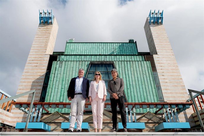 La consejera de Turismo, Cultura y Deporte, Eva Guillermina Fernández,junto con Nando Agüeros y su manager