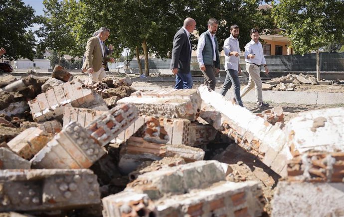 Los consejero de Presidencia y Medio Ambiente, Miguel Ángel García y Carlos Novillo, y el delegado del Gobierno en Madrid, Francisco Martín, visitan El Álamo para comprobar los destrozos de la DANA.