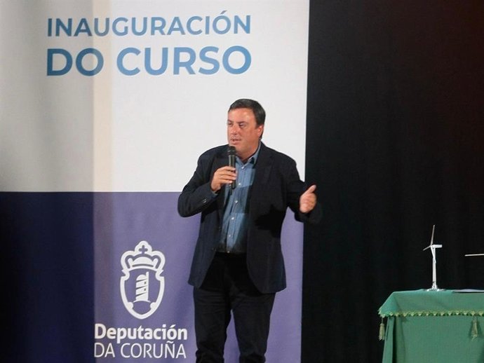 El secretario xeral del PSdeG y presidente de la Diputación de A Coruña, Valentín González Formoso, en el acto de inauguración del curso escolar en el IES Rosalía Mera de la ciudad herculina