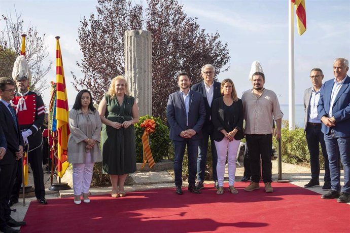 El alcalde de Tarragona, Rubén Viñuales, en la ofrenda floral al monumento de Rafael Casanova por la Diada