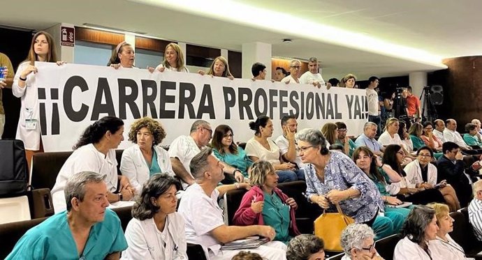 Los sindicatos de la Sanidad aprovechan el acto de toma de posesión de la nueva Gerente de Guadalajara para solicitar la reanudación del Sistema de Carrera Profesional.