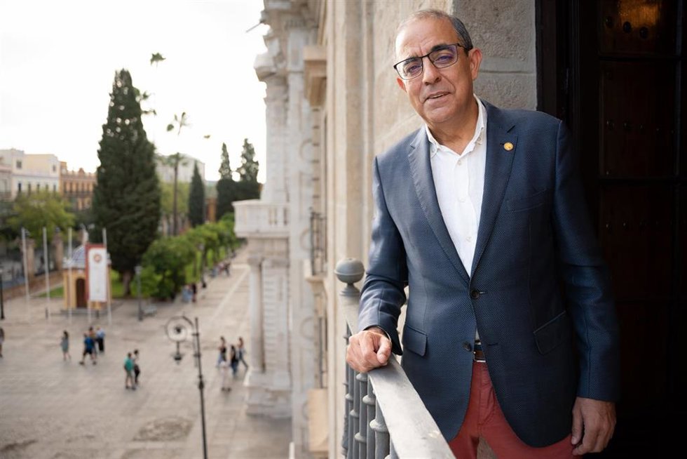 El rector de la Universidad de Sevilla, Miguel Ángel Castro, en la sede del Rectorado, en la Fábrica de Tabacos.