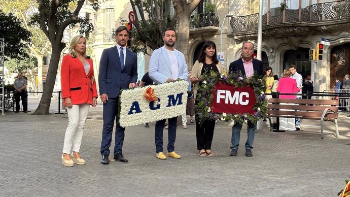 Ofrena de l'ACM i l'FMC al monument de Rafael Casanovas, encapalada pels seus presidents, Lluís Soler i Olga Arnau