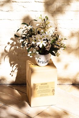 Blanco Azahar prepara centros florales como souvenir para que los turistas puedan llevar un trocito de Sevilla como recuerdo.