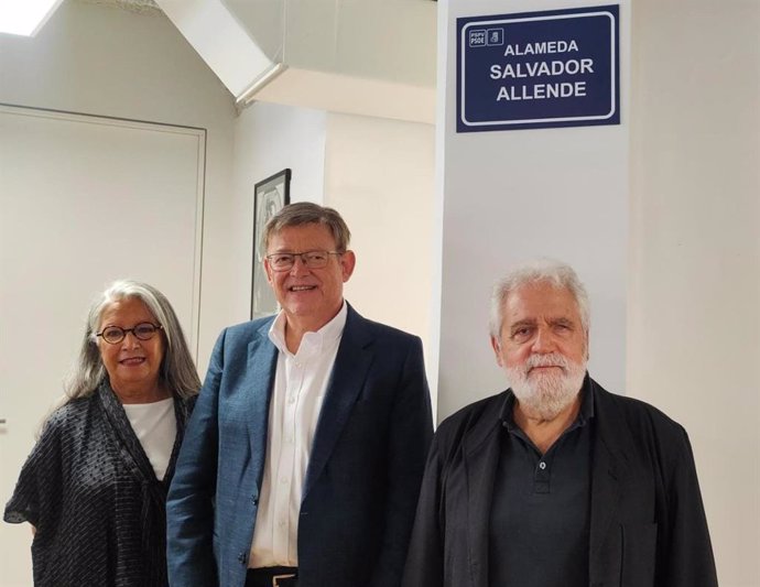 El secretario general del PSPV, Ximo Puig;, junto a Vicent Garcés y la escritora Emma Sepúlveda