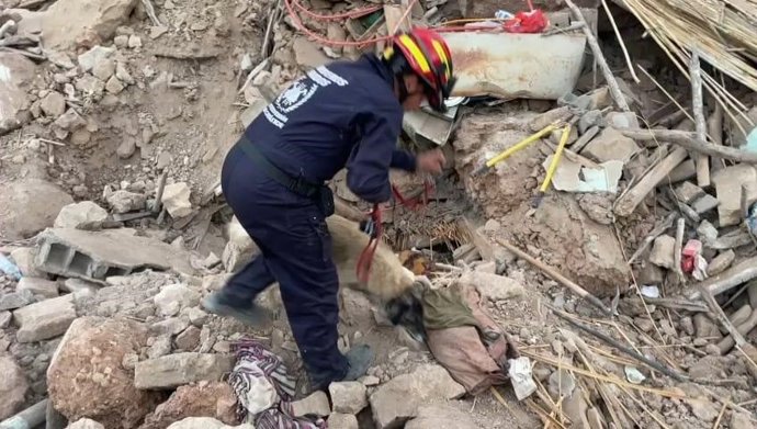 Un bomberos durante las labores de rescate tras el terremoto de Marruecos.