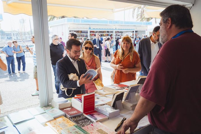 El president de la Generalitat, Pere Aragons; la consellera de Cultura, Natlia Garriga, i el president del Port de Barcelona, Lluís Salvadó, han visitat aquest dilluns la 41a Setmana del Llibre en Catal