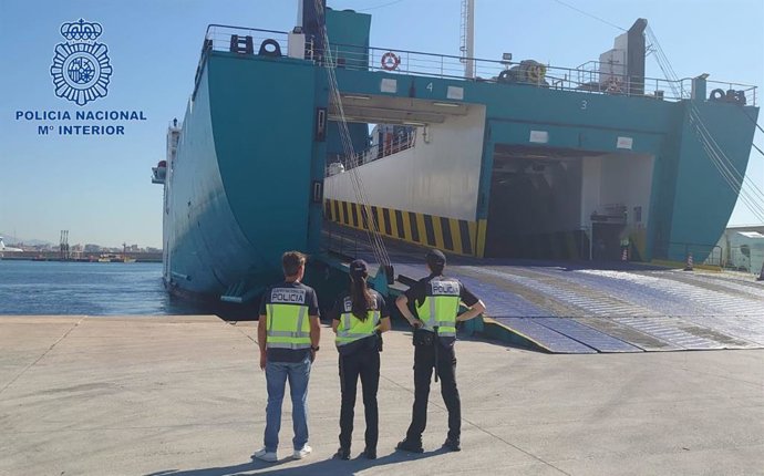 Agente de la Policía Nacional, en el puerto de Palma, cerca de un ferry.