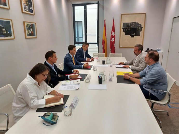 Reunión entre el consejero de Educación, Ciencia y Universidades, Emilio Viciana, y los representantes de la Asociación de Libreros de Madrid.