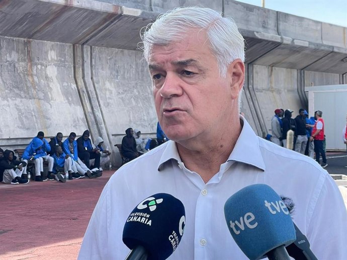 El presidente del Cabildo de El Hierro, Alpidio Armas, atiende a los medios de comunicación en el Puerto de La Estaca durante el dispositivo de traslado de migrantes a Tenerife