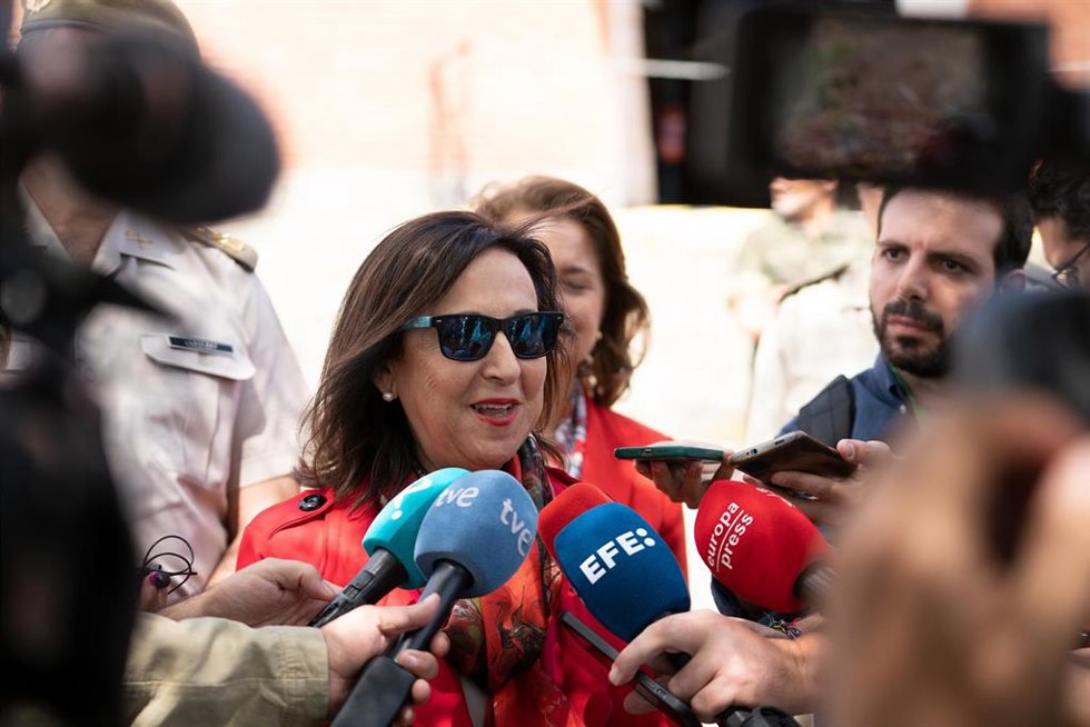 La ministra de Defensa, Margarita Robles ofrece declaraciones a los medios durante su visita al Centro de Formación de Tropa n 1 (CEFOT-1), en el Campamento de Santa Ana, a 4 de septiembre de 2023, en Cáceres, Extremadura (España). 