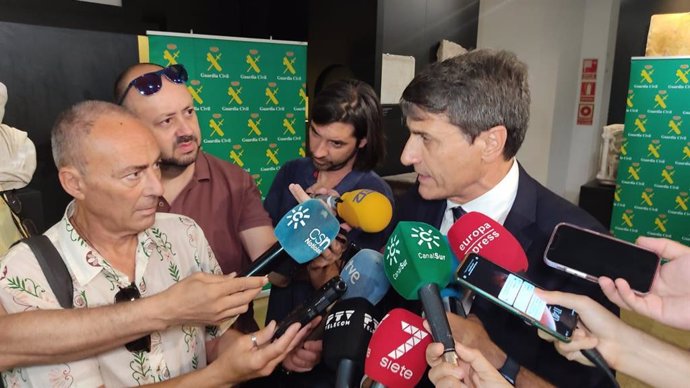 Archivo - El delegado del Gobierno de España en Andalucía, Pedro Fernández, atiende a los medios de comunicación. Archivo.