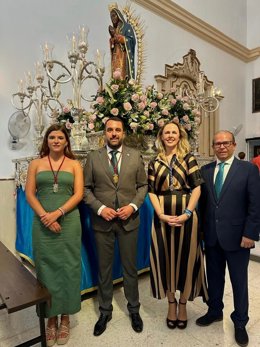 Vanesa Beltrán con el alcalde de Algar.