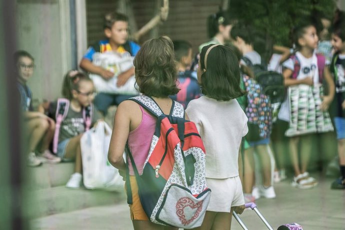 Varios niños a su llegada al colegio 