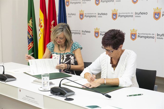 Firma del convenio entre Ayuntamiento de Pamplona y Teléfono de la Esperanza.