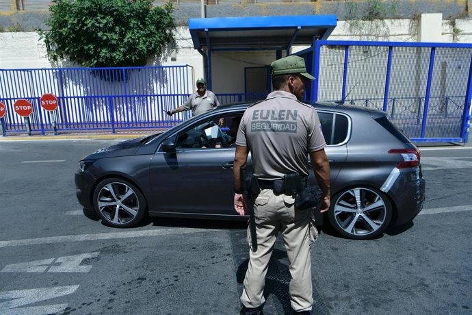 Archivo - Dos agentes de la empresa privada Eulen vigilan el puesto fronterizo del Tarajal, a 30 de julio de 2023, en Ceuta (España). La Operación Paso del Estrecho (OPE 23), que coordina el Ministerio del Interior a través de la Dirección General de Pr