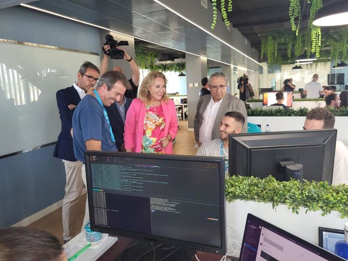La consejera de Economía, Hacienda y Fondos Europeos, Carolina España, visita The Green Ray en Málaga TechPark.