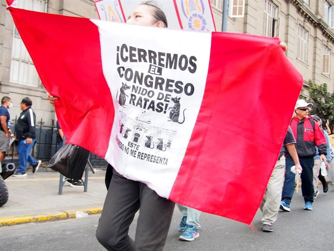 Archivo - Pancarta contra el Congreso en una manifestación en julio en Lima