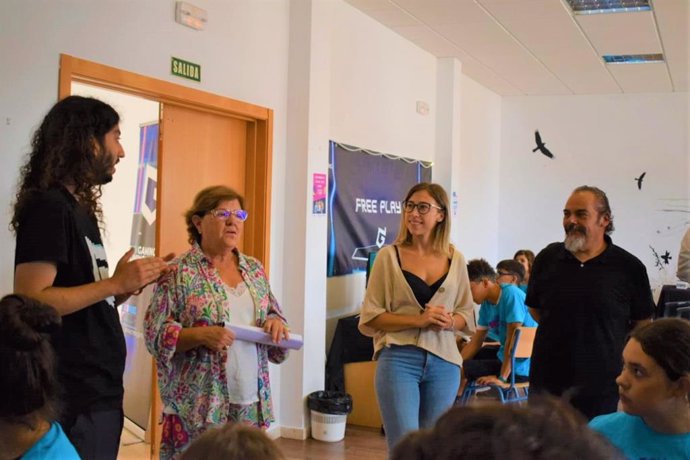 Dolores Sánchez (2 izda.) en la inauguración del campamento juvenil en Montemayor.