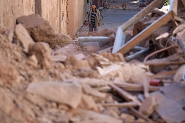 Una hombre observa los escombros de las casas provocados por el terremoto, en Moulay Brahim, provincia de Al Haouz (Marruecos).