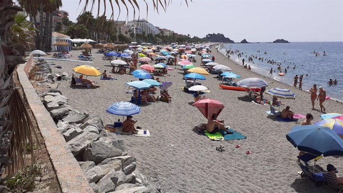 Archivo - Playas de Calabajío, El Pozuelo y la zona oeste de San Cristóbal de Almuñécar, en imagen de archivo