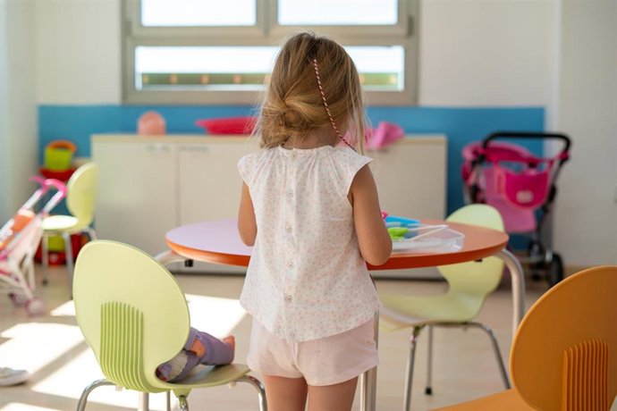 Una menor en el aula hospitalaria.