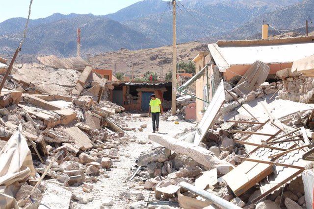 Un trabajador de emergencias revisa una zona dañada por el terremoto