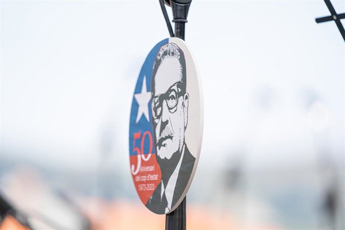 Un cartel colocado durante un homenaje a Salvador Allende por los 50 años de su muerte, en la plaza Salvador Allende, a 11 de septiembre de 2023, en Barcelona, Catalunya (España). 