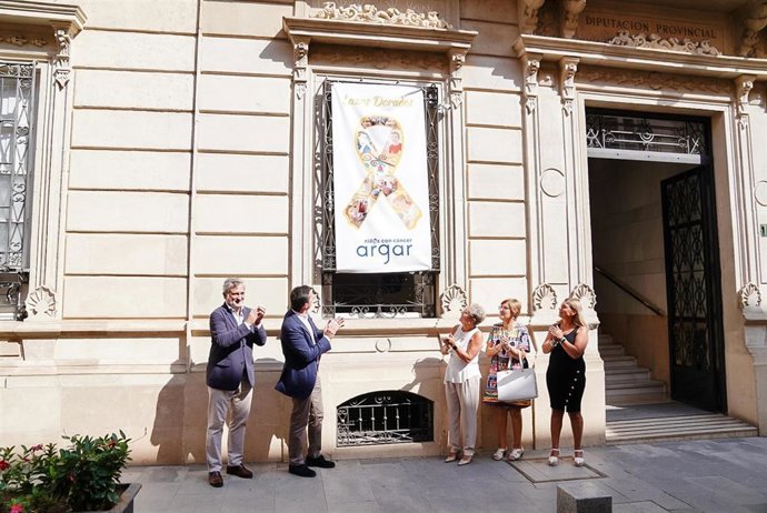 Acto de colocación del 'Lazo Dorado' contra el cáncer infantil en la Diputación de Almería