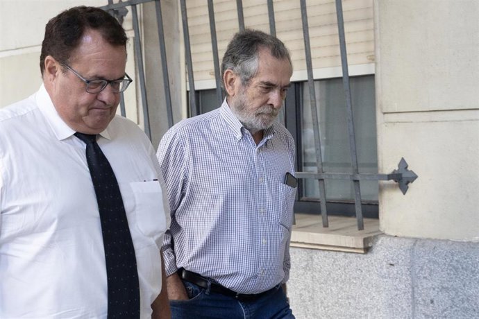 A la derecha de la imagen, el exdelegado de la Consejería de Empleo en Sevilla Antonio Rivas a la entrada de los Juzgados a 11 de septiembre de 2023 en Sevilla