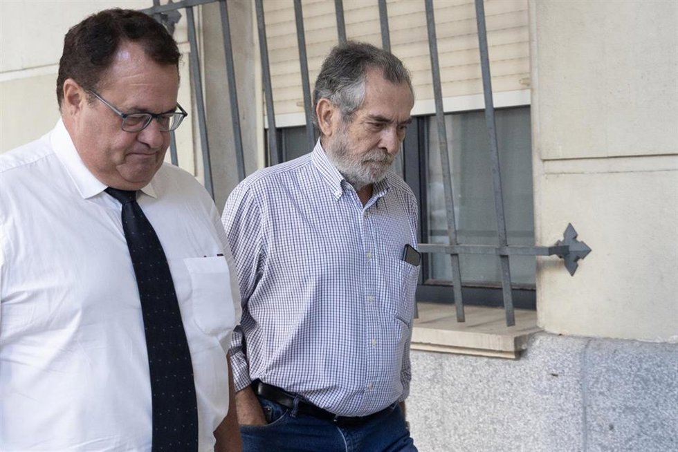 A la derecha de la imagen, el exdelegado de la Consejería de Empleo en Sevilla Antonio Rivas a la entrada de los Juzgados a 11 de septiembre de 2023 en Sevilla
