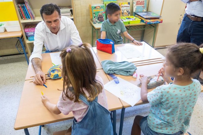 El alcalde de Cádiz, Bruno García, visita el CEIP Tierno Galván en el inicio del curso escolar