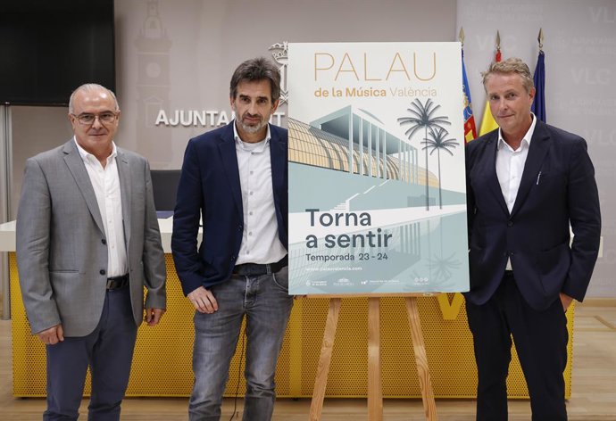 José Luis Moreno (c), Vicent Llimer (i) y Alexander Liebreich (d) durante la presentación de la temporada 2023/2024 del Palau de la Música de Valncia.