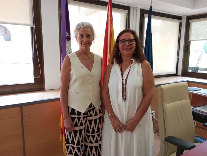 La directora gerente del Banco de Sangre y Tejidos de Baleares, Rosa Maria Tarragó, y la consellera de Salud, Manuela García.