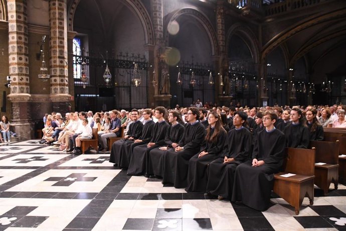 Acto de vestición de los 'escolans' tradicionales y los nuevos 'escolans' presidido el abad de Montserrat, Manel Gasch, en la Basílica de Santa Maria de Montserrat