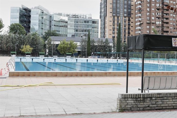 Archivo - Piscina de verano del Polideportivo Vicente del Bosque de Madrid