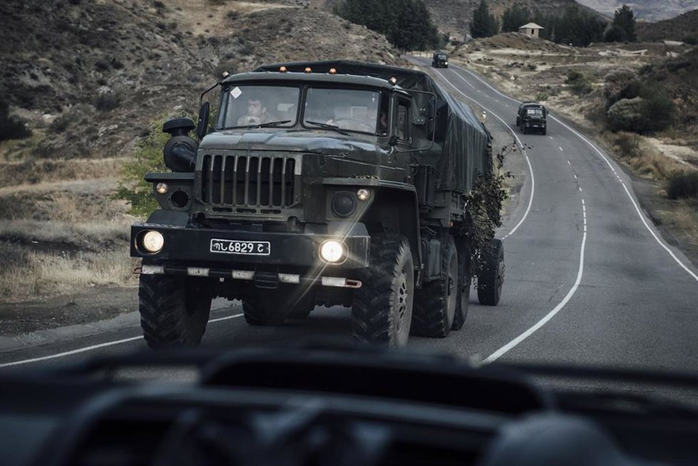 Archivo - Un convoy militar en la región de Nagorno Karabaj