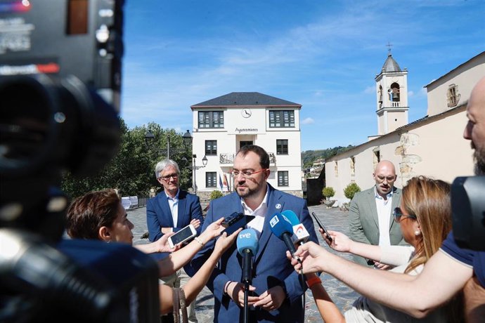 El presidente del Principado de Asturias, Adrián Barbón, atiende a los medios en su visita a los Oscos.