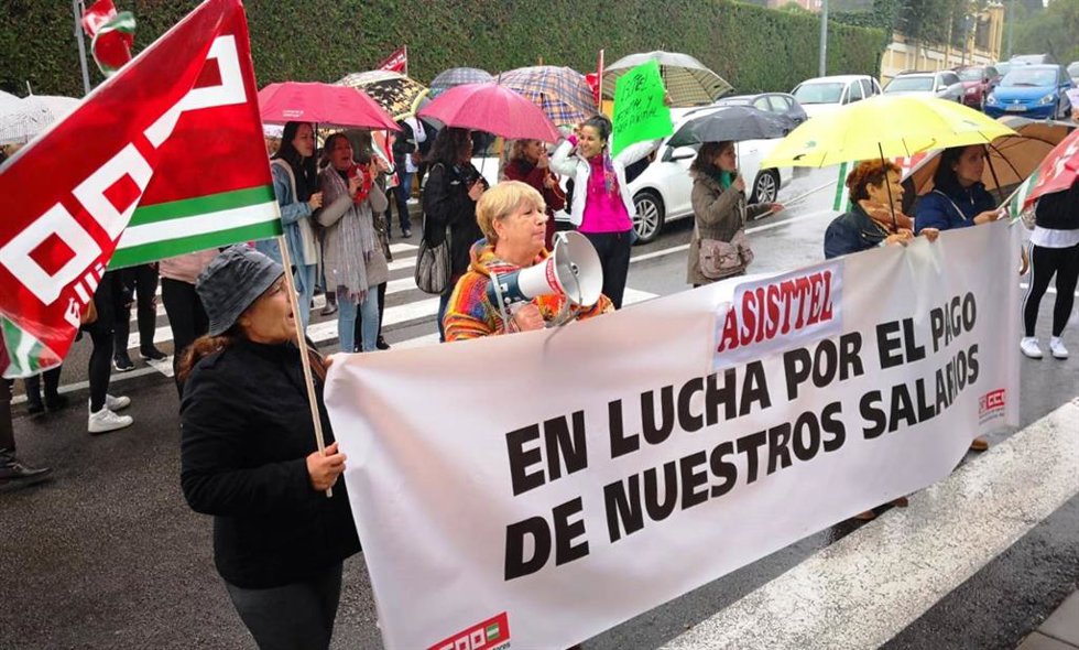 Archivo - Imagen de archivo de una huelga anterior en Asisttel por los impagos de nóminas