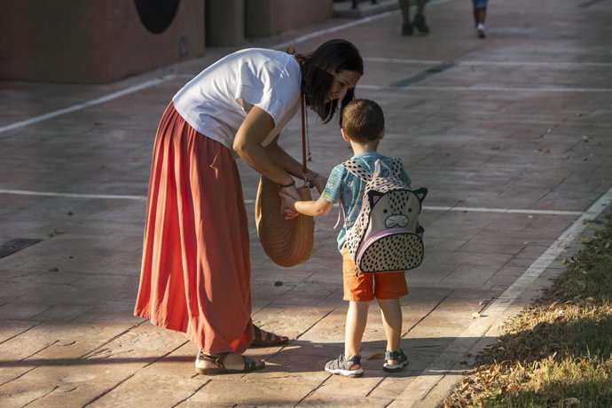 Una madre se despide de su hijo con motivo del inicio del curso escolar 2023/2024, en el CEIP El Constitución, a 11 de septiembre de 2023, en Quart de Poblet, Valencia, Comunidad Valenciana (España). El curso 2023/2024 en la Comunidad Valenciana cuenta 