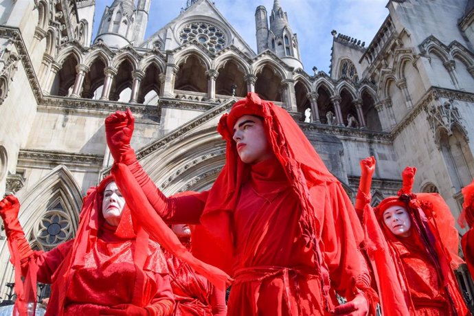 Archivo - 08 June 2023, United Kingdom, London: Extinction Rebellion's Red Rebels climate acTivists protest outside the Royal Courts of Justice during the judicial review of the planning permission for UK Oil & Gas to explore for fossil fuels near the v