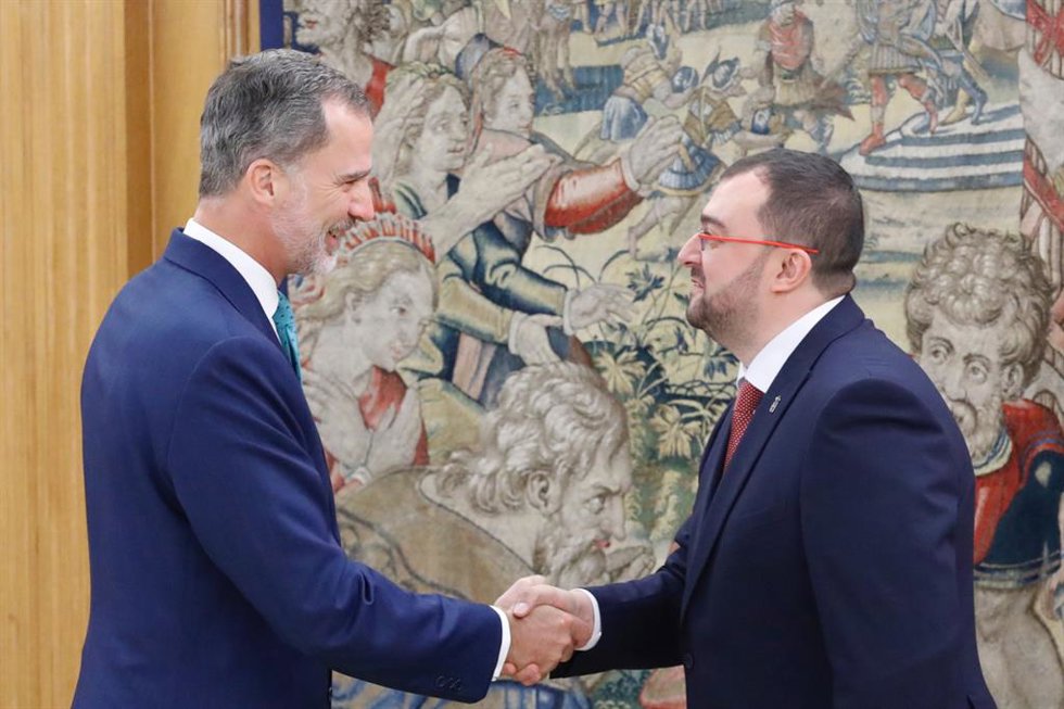 Archivo - (I-D) El Rey Felipe VI da la mano al presidente del Gobierno de Asturias, Adrián Barbón (PSOE), a su llegada a la audiencia en la Zarzuela.