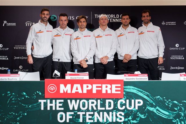 Los jugadores del equipo español de Copa Davis y el capitán David Ferrer posan antes de afrontar la fase de grupos de las Finales