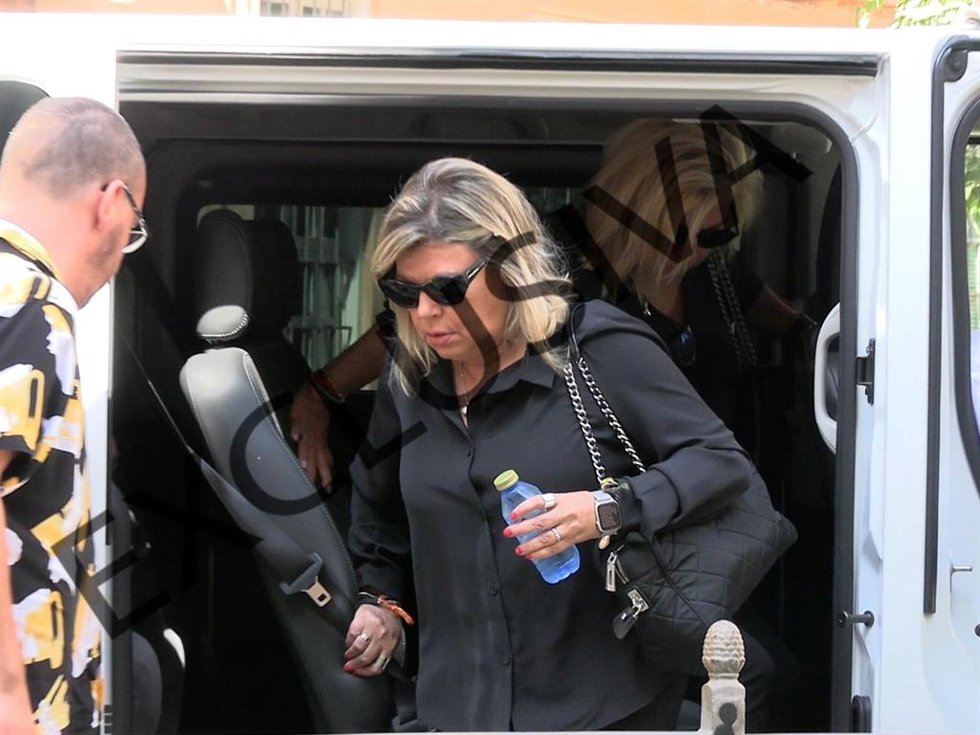 TERELU CAMPOS Y CARMEN BORREGO LLEGAN A  LA IGLESIA DE LA PALOMA