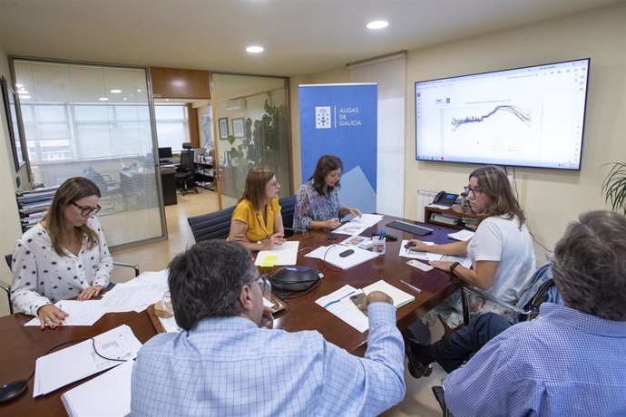 La directora de Augas de Galicia, Teresa Gutiérrez, y el gerente de la entidad, Gonzalo Mosqueira, en la reunión de la Oficina Técnica da Seca del 11 de septiembre de 2023.