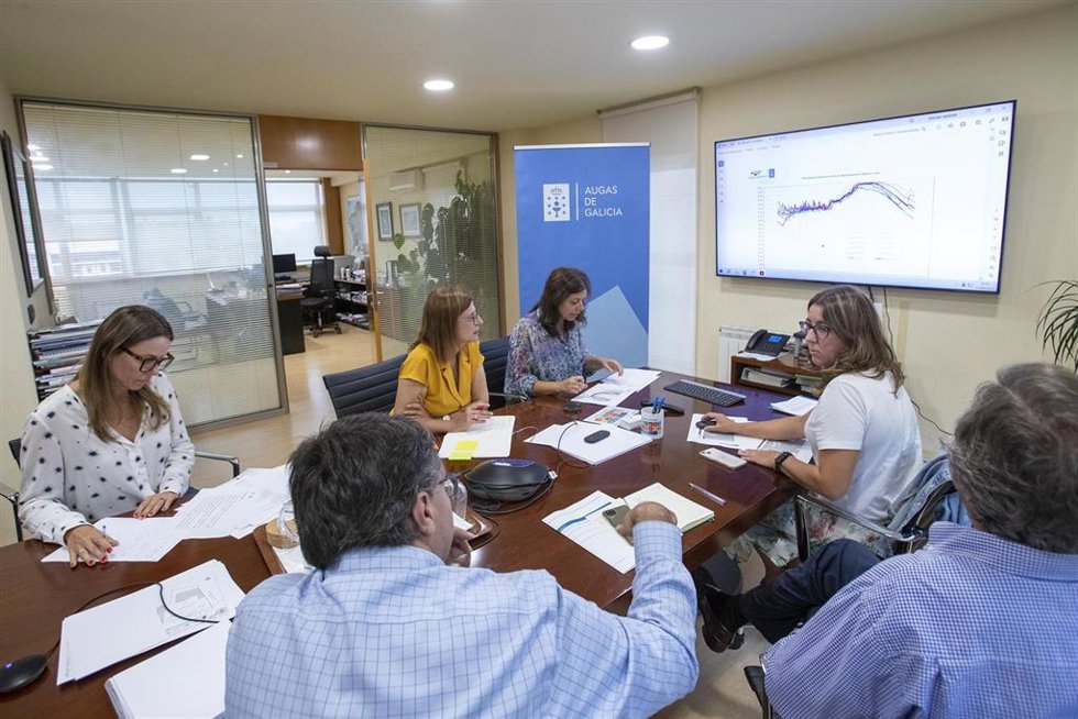 La directora de Augas de Galicia, Teresa Gutiérrez, y el gerente de la entidad, Gonzalo Mosqueira, en la reunión de la Oficina Técnica da Seca del 11 de septiembre de 2023.