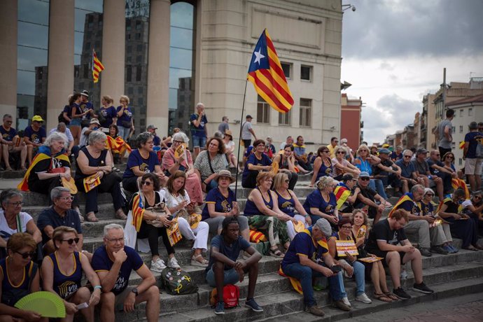 Manifestants a la plaa Espanya que assisteixen a la mobilització convocada per l'ANC per la Diada sota el lema 'Via fora'